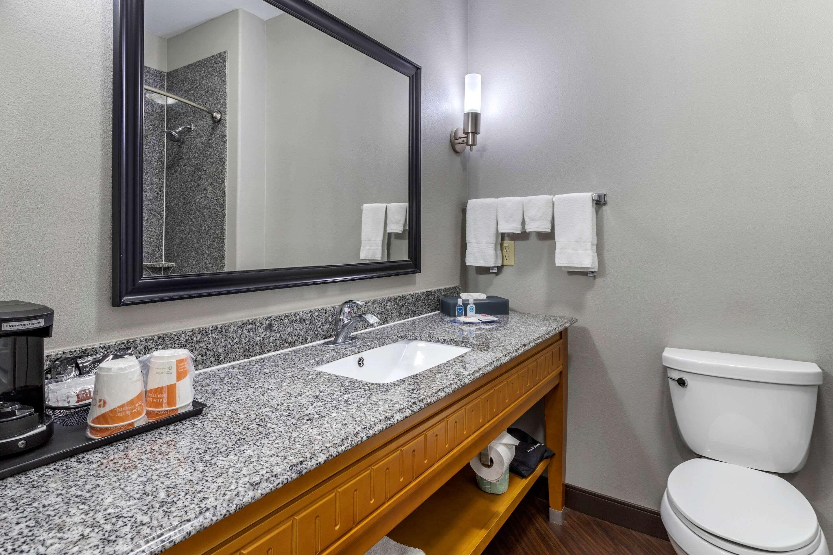 Comfort Inn & Suites Cleveland Bagian luar foto